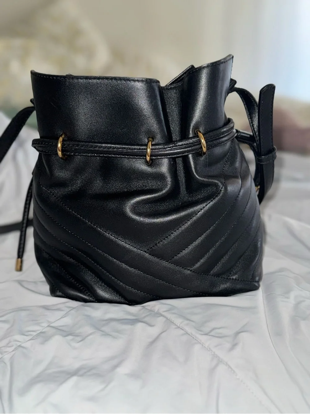 Tory Burch Kira Chevron Mini Bucket Bag in Black with brushed-gold hardware. 🖤